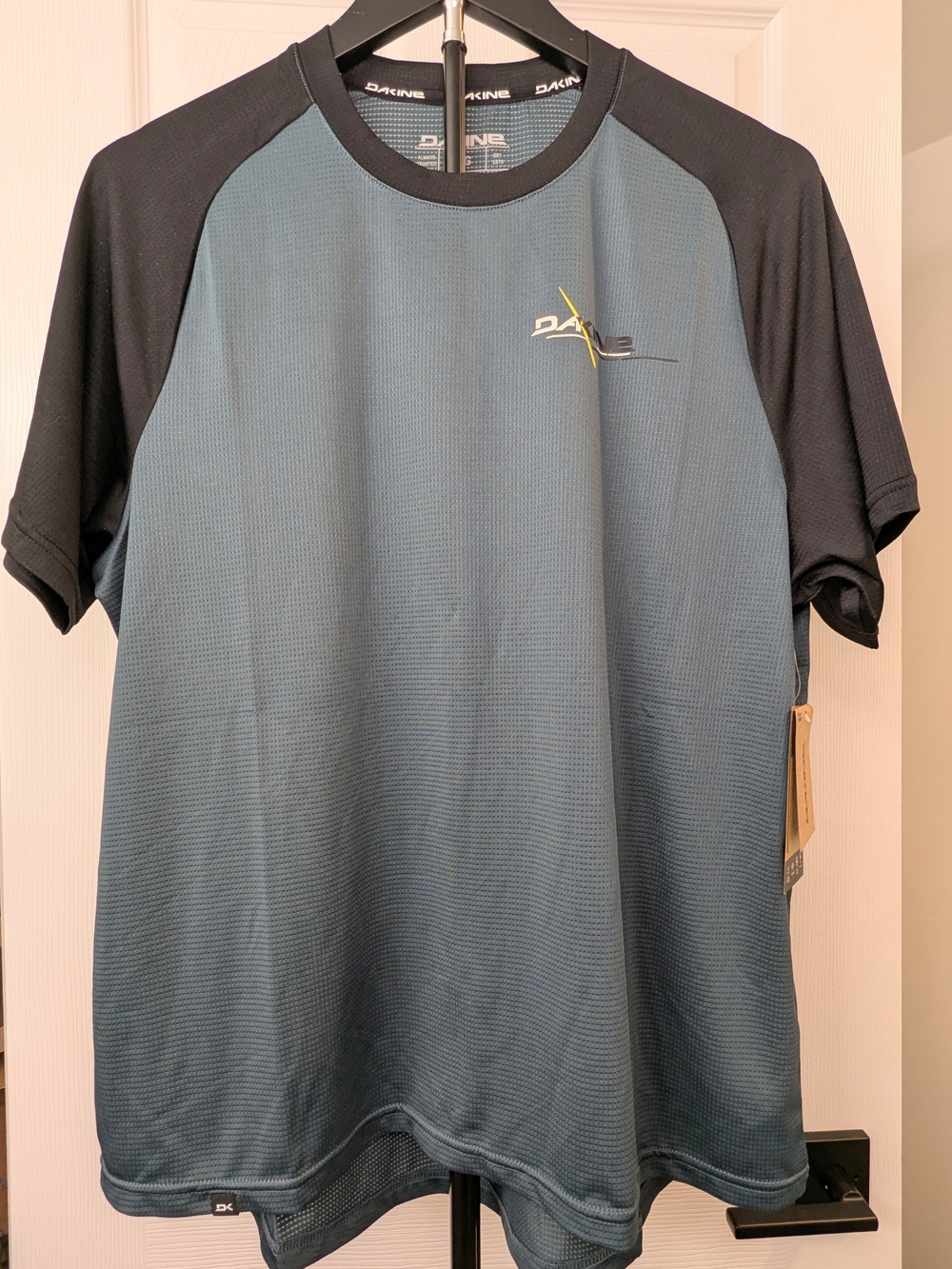 Dakine Syncline Short Sleeve Women's Jersey, Sz L.